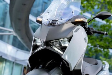 X-Max 125 TECH MAX+ 2025 manetki grzane i kanapa, elektryczna szyba