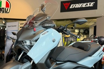 X-Max 125 TECH MAX+ 2026 manetki grzane i kanapa, elektryczna szyba